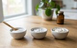 Qual o Melhor Magnésio para SIBO? em Receitas Três tipos de suplementos de magnésio para SIBO dispostos em taças sobre uma mesa de madeira: pó, comprimidos e cápsulas.