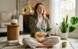 Tratamento Natural para SIBO: Como a Estimulação do Nervo Vago Ativa a Digestão em Tratamentos O nervo vago iluminado a descer pelo pescoço de uma mulher a meditar, como parte de um tratamento natural para SIBO.