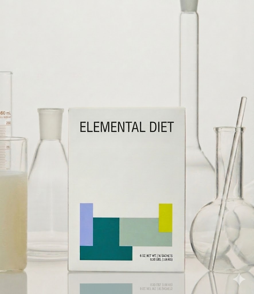 Dieta Elementar: Como Funciona e Benefícios em Tratamentos Embalagem branca "ELEMENTAL DIET" com gráficos em azul, verde e amarelo, rodeada por frascos de laboratório.