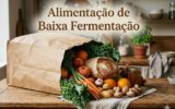 Alimentação de Baixa Fermentação para SIBO: Alimentos Permitidos e a Evitar em Tratamentos Saco de papel com alimentos frescos permitidos na Alimentação de Baixa Fermentação sobre uma mesa de madeira.