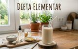 Dieta Elementar: Como Funciona e Benefícios em Tratamentos Copo com batido nutritivo representando a dieta elementar para SIBO ao lado de ingredientes saudáveis.