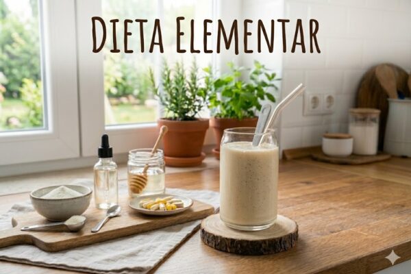 Copo com batido nutritivo representando a dieta elementar para SIBO ao lado de ingredientes saudáveis.